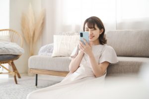 スマホを触る女性