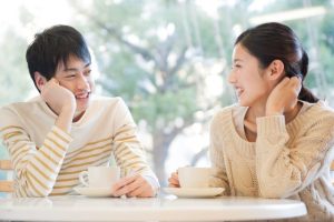 会話する男女