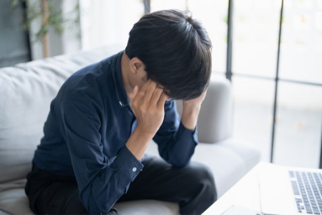 悩む男性